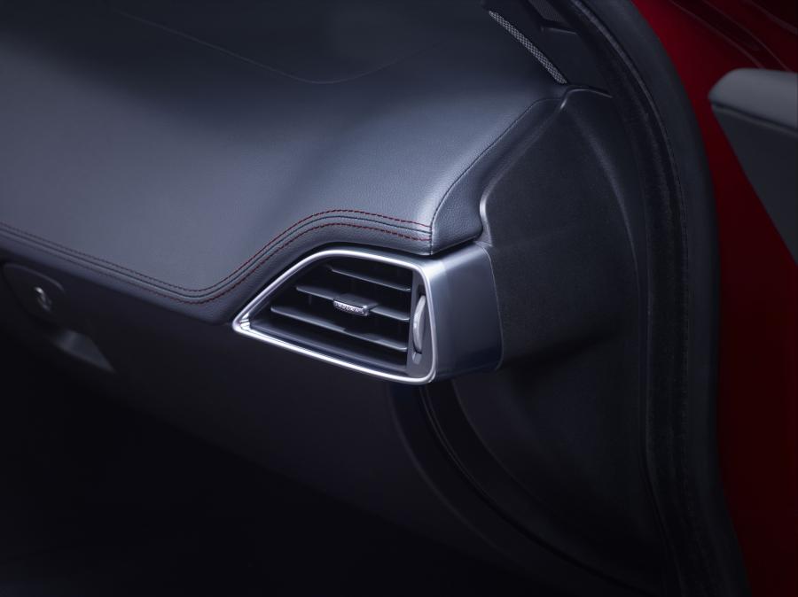  Jaguar XE S 2015 года  (фото 18 из 49)
